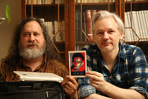 Richard_Stallman_and_Julian_Assange_2013-07-12-s250