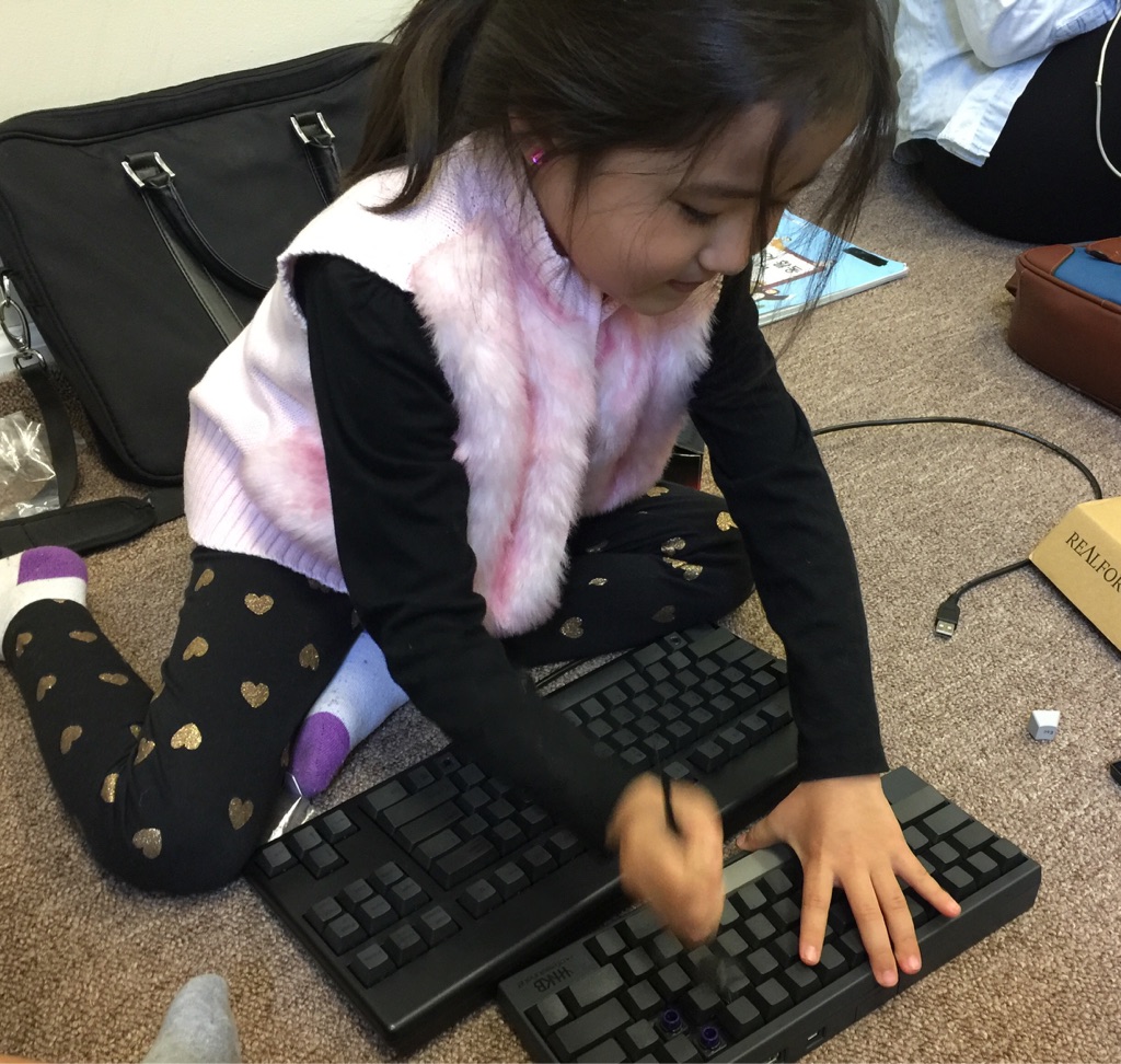asian girl picking mechanical keyboard 2017 03 25