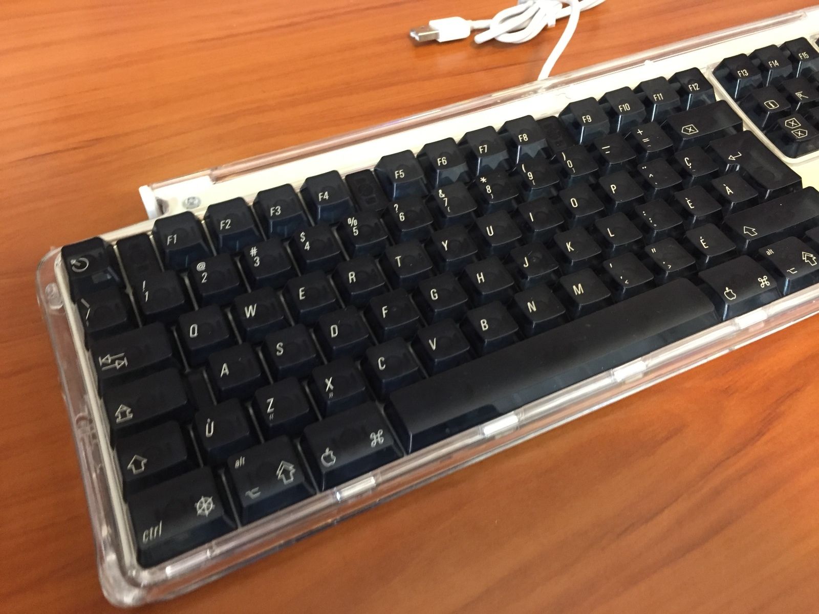 Apple pro keyboard M7803  French Canadian 0b213