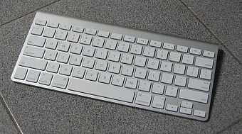 Apple_wireless_keyboard_aluminum_2007_74705-s250