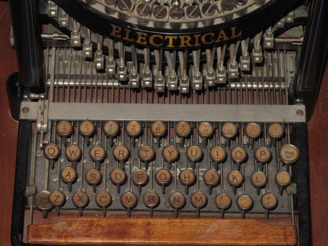 Cahill Universal Electric no2 typewriter 85524